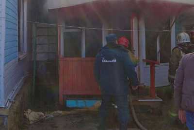 Замыкание розетки привело к пожару в жилом доме в Шира