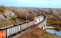 Ежедневно по железной дороге предприниматели Хакасии перевозят тонны промышленных и продовольственных грузов. 