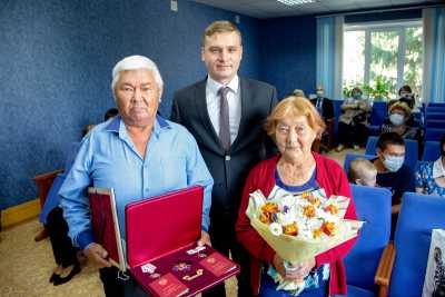 Многодетную семью из Хакасии наградили орденом «Родительская слава»