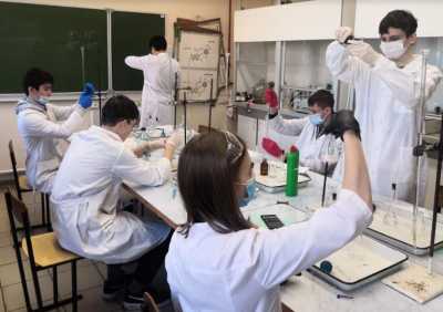 Одаренные школьники Хакасии химичили два дня