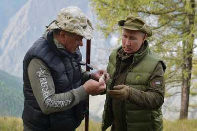 Владимир Путин отдыхает в тайге с Сергеем Шойгу
