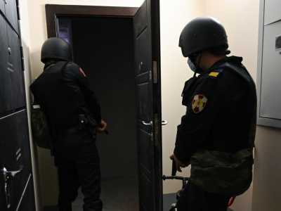 Росгвардейцы Хакасии защищали квартиру от преступников
