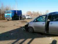 Врезался в стоящий МАЗ: водитель Тойоты не справился с управлением на трассе в Хакасии