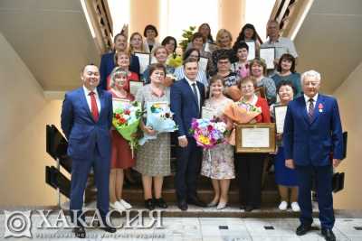 Глава Хакасии вручил награды работникам социальной службы