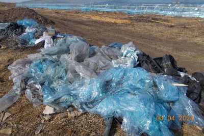 Пластик в земле: в Хакасии Россельхознадзор проверил участки с парниками