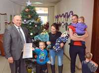 Сертификат на материнский капитал для семьи Тутарковых получил старший сын Ярослав. 