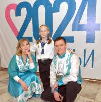 Семейный ансамбль «Матрёна» — проект творческой династии Парсаевых — порадовал участников праздника музыкальным номером «Яблочко», где солировала младшая дочь Аня. 