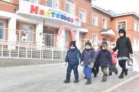 Новый детский сад «Настенька» стал настоящим новогодним подарком для детей, родителей и педагогов посёлка Аскиз. Он рассчитан на 80 мест, построен в рамках нацпроекта «Демография» и открыт в начале 2022 года. 