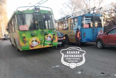 В Абакане два троллейбуса зажали &quot;учебку&quot;