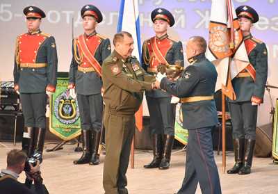 Награду из рук заместителя министра обороны России Дмитрия Булгакова получил командир части № 01662 Сергей Буланов. 
