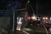На выходных в Хакасии пожарные тушили баню, мотоцикл и забор