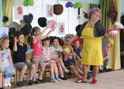 Участие в детских праздниках может стать способом передачи опыта воспитания.
