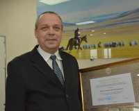 Почётная грамота Республики Хакасия — в руках Сергея Кожуховского, работающего в аэропорту с 1993 года. 