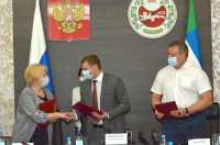 Подписание соглашения Ольга Левченко, Валентин Коновалов и Александр Чуманин скрепили рукопожатием. 