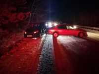 Два автомобиля и пешехода зацепила иномарка в Саяногорске