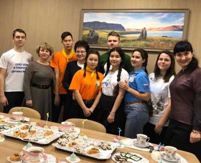Волонтёры Хакасии пообщались с министром за чашкой чая