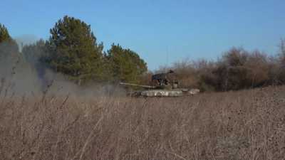 Российские танки уничтожают объекты ВСУ, расположенные на правобережье Днепра