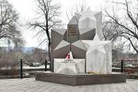 Памятник защитникам Отечества в Саяногорске открыли к 60-й годовщине Победы. 