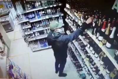 В абаканском магазине мужчина прятал бутылки с виски и коньяком