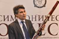 В руках у директора филармонии Вячеслава Инкижекова фагот — очень дорогой духовой инструмент из дерева. Это достойная замена предшественнику. 