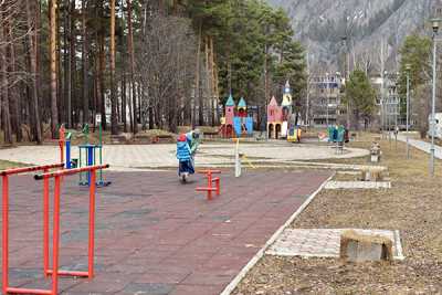 В Черёмушках по программе «Формирование комфортной городской среды» в прошлом году, в частности, обустроена детская игровая площадка. В текущем году в этом посёлке, как и в других населённых пунктах Хакасии, продолжится  преображение дворов и общественных пространств. На эти цели выделяется более 243 миллионов рублей. 