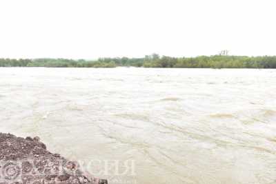 Уровень воды в реке Абакан меняется
