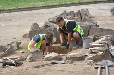 Главные орудия труда археологов — лопаты и кисточки. 