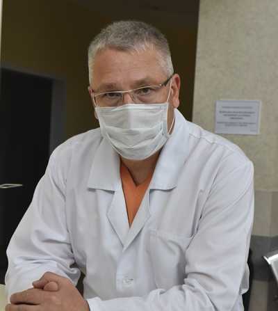 Виктор Юрченко уже оперирует больных, в сложившихся условиях каждый врач — на вес золота. 