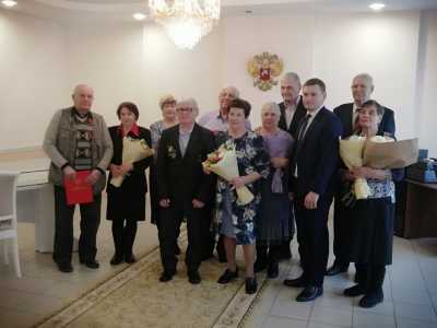 Десятилетия вместе: пять пар Черногорска отметили драгоценные юбилеи