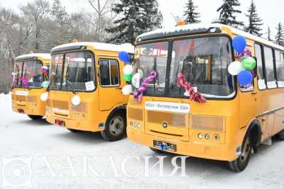 Глава Хакасии вручил ключи от новых школьных автобусов