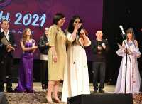 Министр культуры Светлана Окольникова вручила растроганной победительнице Сайзане Сюрюн награды. 