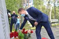 Валентин Коновалов первым возложил цветы к каменному обелиску с фамилиями погибших, установленному у храма на Уйском кладбище в год 10-летия со дня аварии