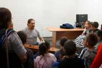 Артисты театра «Читiген» дают школьникам уроки сценического мастерства