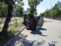 Honda CRV упала на бок: молодой бесправник устроил ДТП в городе Хакасии
