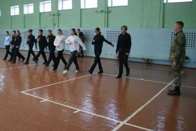 Росгвардейцы Хакасии провели занятия по строевой подготовке в абаканской школе