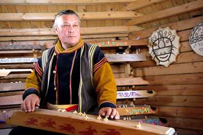 Сергей Чарков, народный мастер (Чон узы) Хакасии, умеет «слышать» дерево и владеет искусством давать древним инструментам новую жизнь, даря им волшебную звучность. 