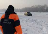 Сотрудники МЧС проверили ледяную трассу Хакасии на прочность