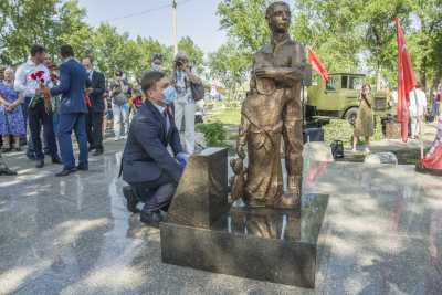 Памятник &quot;Детям войны&quot; открыли в Саяногорске