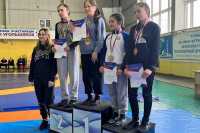 Хакасские спортсменки привезли домой медали первенства СФО по борьбе