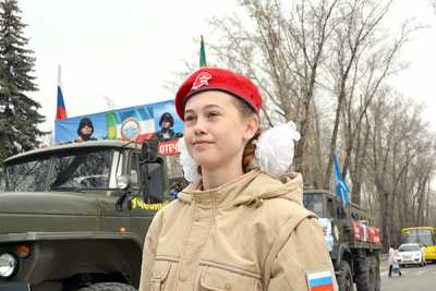 Старшеклассница из Саяногорска Анна Антипина второй год участвует в параде Победы на Первомайской площади.