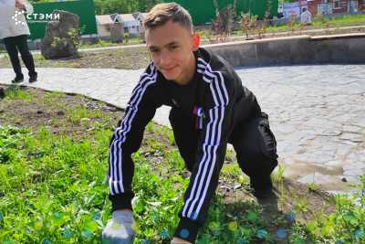 Волонтеры СТЭМИ помогают озеленять Саяногорск