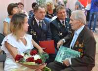 Игорь Трандин в свой юбилей получал цветы, подарки. А в ответ делился историями из жизни, коих за 95 лет набралось очень много. 
