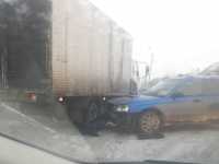 В Абакане при столкновении с грузовиком у легковушки отвалился бампер