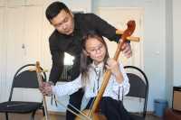 Эх, ыыхнем: школьники Хакасии осваивают сложный музыкальный инструмент