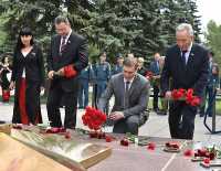 22 июня, в День памяти и скорби, вспомнить героев Великой Отечественной в столице Хакасии собрались руководители республики, представители общественных организаций, силовых структур, юные патриоты. 