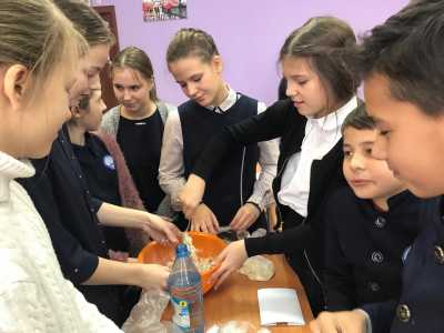 Рецепт зимнего печенья для птиц знают воспитанники Православной гимназии