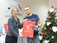 Татьяна Мачина вручила подарки первым клиентам, открывшим счета в новом подразделении. Среди них — предприниматель Виктор Борисов. 