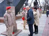 Светлана Окольникова и глава Черногорска Василий Белоногов возлагают цветы к памятникам героям. 
