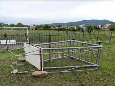 Металлическая конструкция обрушилась на болельщицу во время футбольного турнира в Саяногорске