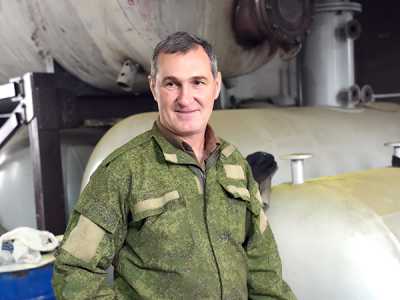 Анатолий Гунькин — человек, который своими руками создал производство по переработке отработанного масла. И теперь из отходов уверенно получает дизельное топливо, зимнее гидравлическое масло, летнее гидравлическое масло и нигрол. 